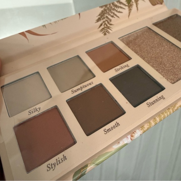 NIB‼️ Laura Geller Laura’s Essentials Soft Satins Matte Eyeshadows & Highlighter - Picture 5 of 6